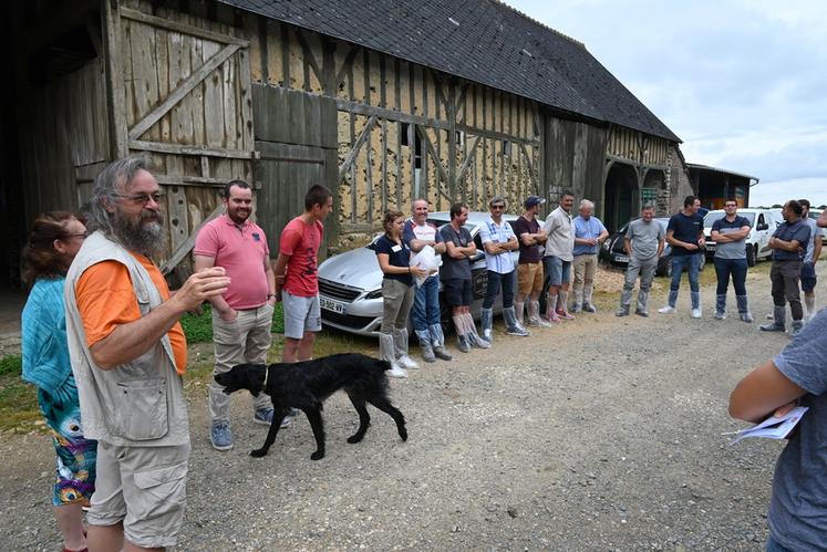 Mardi 20 juin, à Souday. Une trentaine d'éleveurs étaient présents à l'AG du syndicat Conseil élevage lait de Loir-et-Cher, puis ont visité une exploitation et participé à des ateliers.