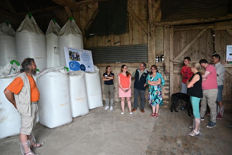 Jean et Catherine Hersemeule ainsi que leur fille Aurélie Garcia, du Gaec Jac à Couëtron-au-Perche, ont présenté leur exploitation aux éleveurs.