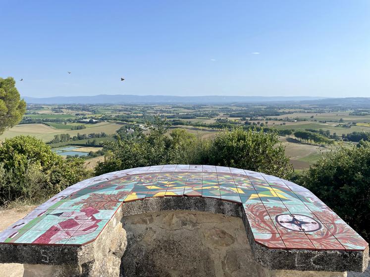 Table d'orientation et vue panoramique sur le Lautrécois, en haut du site de la Salette, à Lautrec (Tarn) .