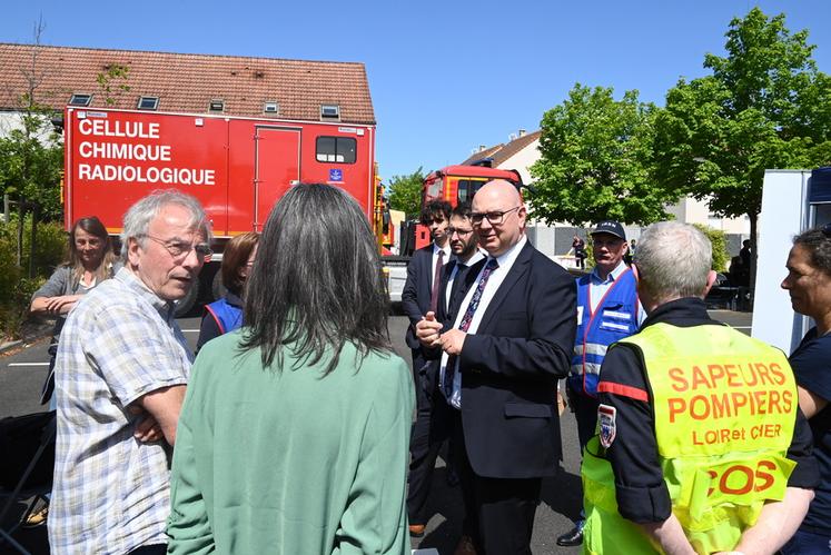 Le 24 mai, à La Chaussée-Saint-Victor. François Pesneau, préfet de Loir-et-Cher, a visité les installations de mesure de contamination des sols.