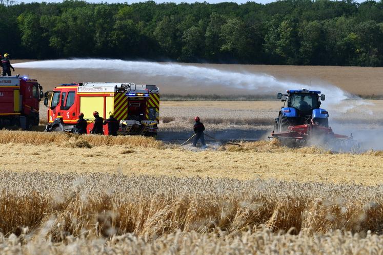 Sur l'ensemble des incendies déclarés ces dernières semaines, des moyens agricoles sont venus en renfort.
