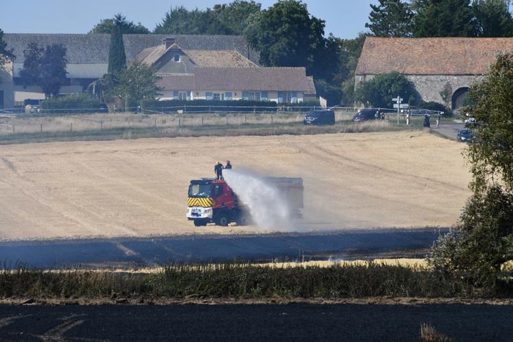 À Béhoust (Yvelines), 7 hectares de blé et de chaume sont partis en fumée le 10 juillet.