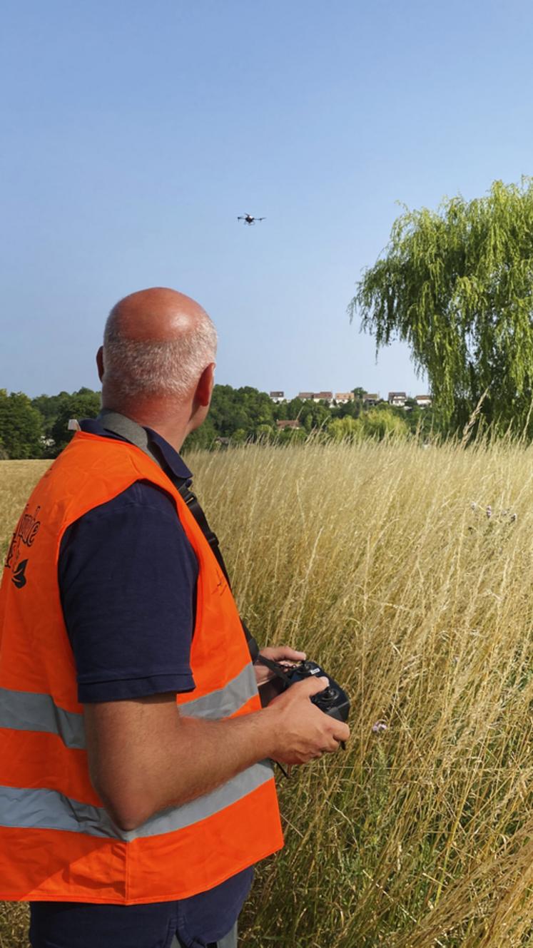 Le technicien de la Ficif reprend la main à tout moment pour repasser sur une zone ou semer dans les fourrières.