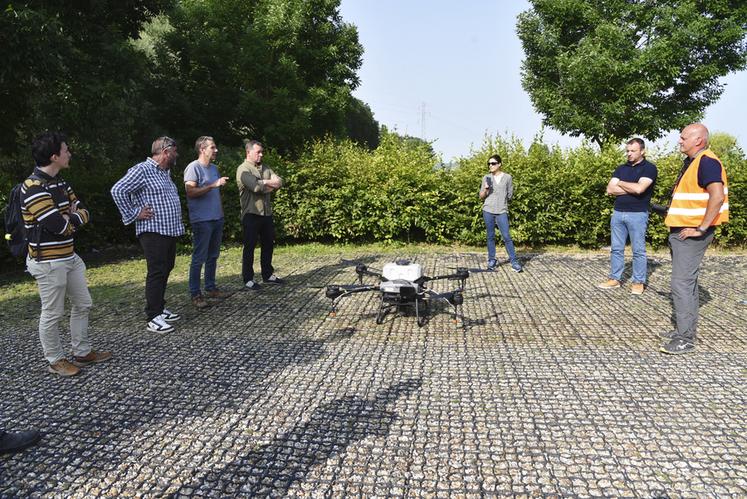 Le 28 juin, à Aubergenville (Yvelines). Les agents de la Ficif ont procédé au semis de Cipan grâce à un drone. 