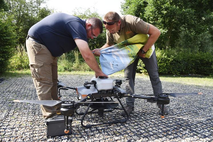 Le drone agricole peut embarquer jusqu'à 10 kg de semence.
