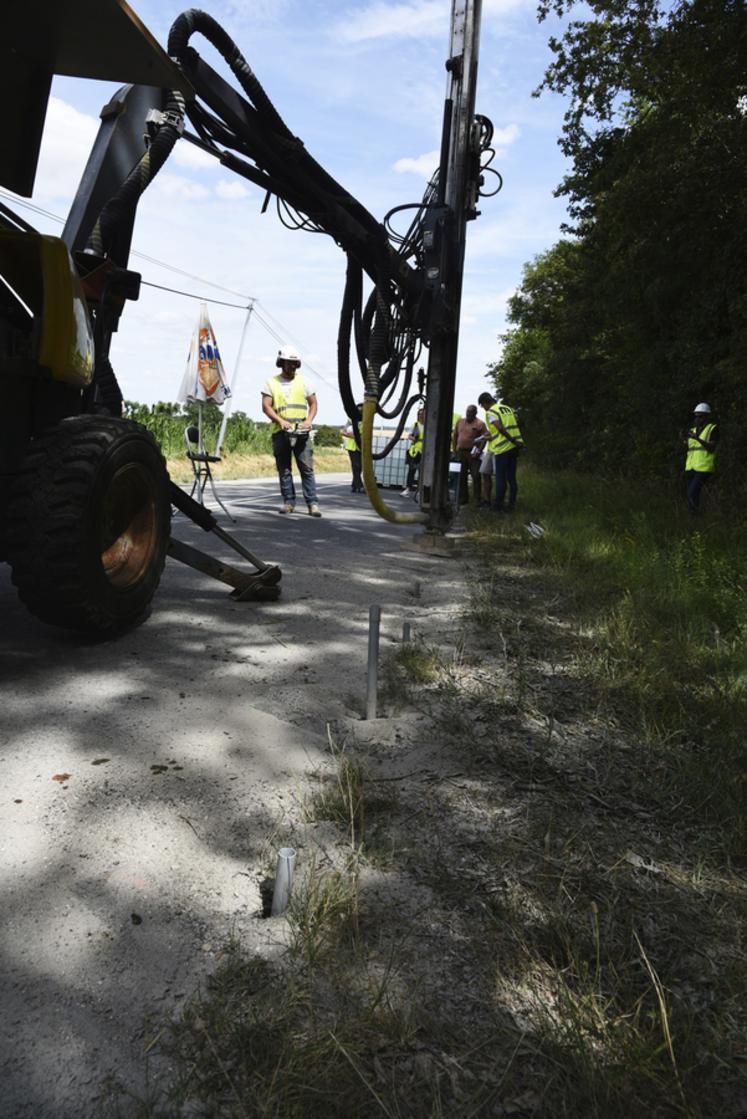 Le 20 juillet, à Saint-Loup-des-Vignes. Des forages allant jusqu’à 2 mètres de profondeur sont creusés sur 230 mètres de la route départementale 151.