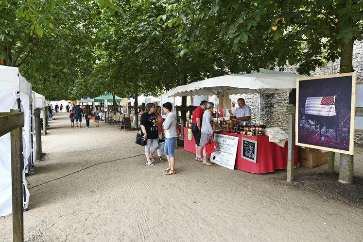 Touristes et habitués ont arpenté les allées pour trouver les produits locaux convoités.