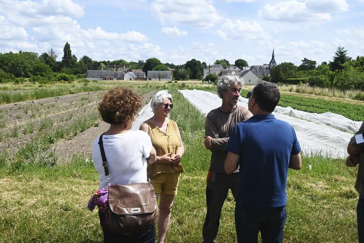 À Chitenay, lundi 12 juin. Stéphane Neau et Christelle Tesnier, tous deux maraîchers, ont évoqué longuement la problématique du foncier.