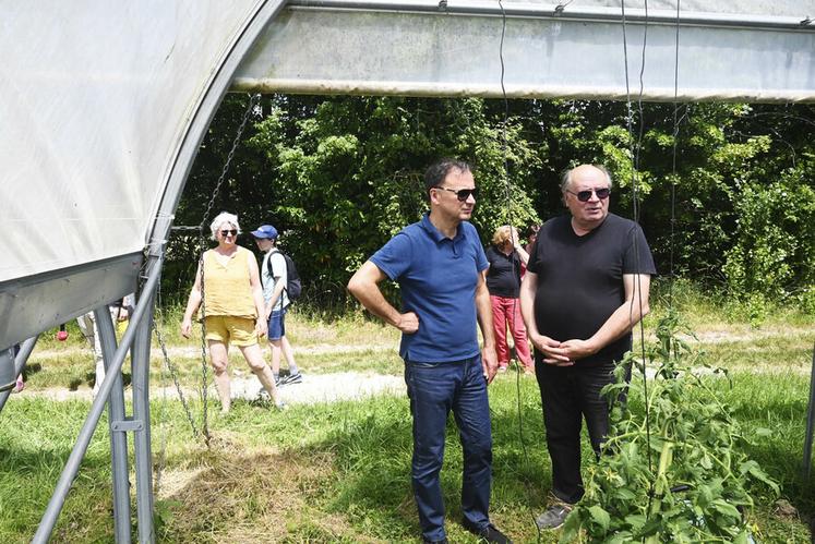 Philippe Degruelle, président d'Agglopolys, a visité l'exploitation maraîchère à Chitenay. 