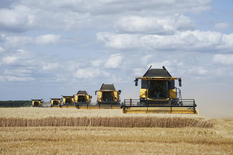 Le 21 juillet, à Thimert-Gâtelles. 55 mètres de coupe et pas moins de 3 050 CV pour cette démonstration XXL de moissonneuses-batteuses organisée par le groupe Lecoq.