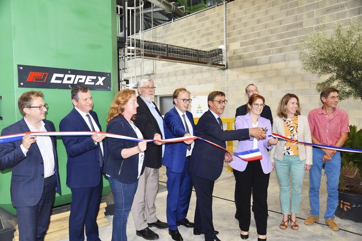 Marigny-le-Châtel (Aube), mercredi 21 juin. Le président de la Capdéa, Didier Maudoux, coupe le ruban inaugural devant la presse Copex, presse à deux étages qui permet de gagner une taille de machine et un gain de temps.