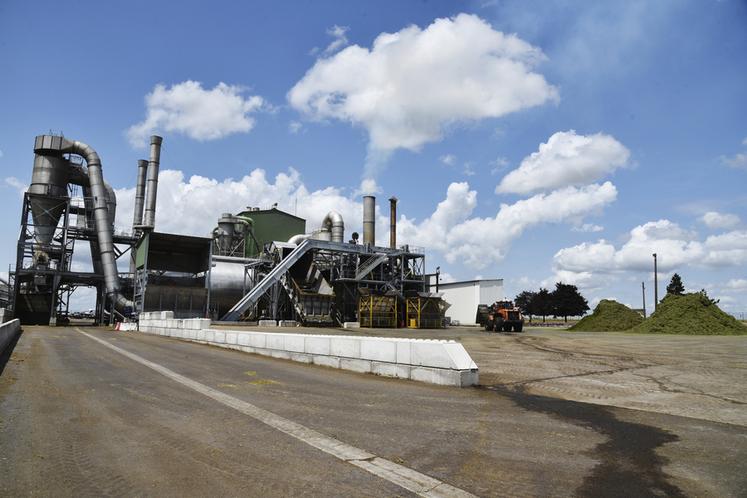 Vue d'ensemble de l'outil depuis le point d'arrivée de la luzerne et autres matières.