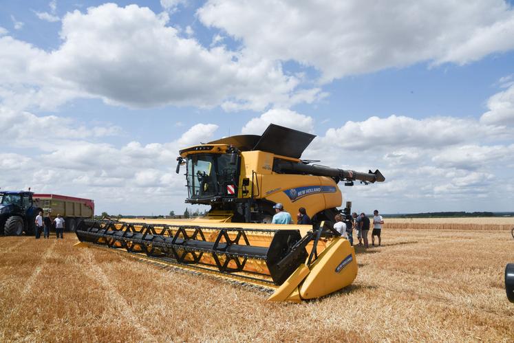 De nombreux agriculteurs ont profité de cette démonstration pour essayer les machines.