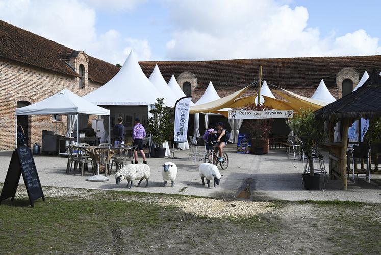 Un village solognot qui réunissait une douzaine de producteurs de Sologne a proposé des menus 100 % locaux au public. 