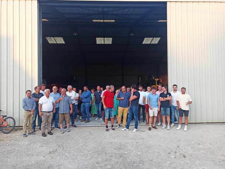 Les agriculteurs de toutes générations ont créé une atmosphère conviviale lors des rencontres organisées au sortir de la moisson.