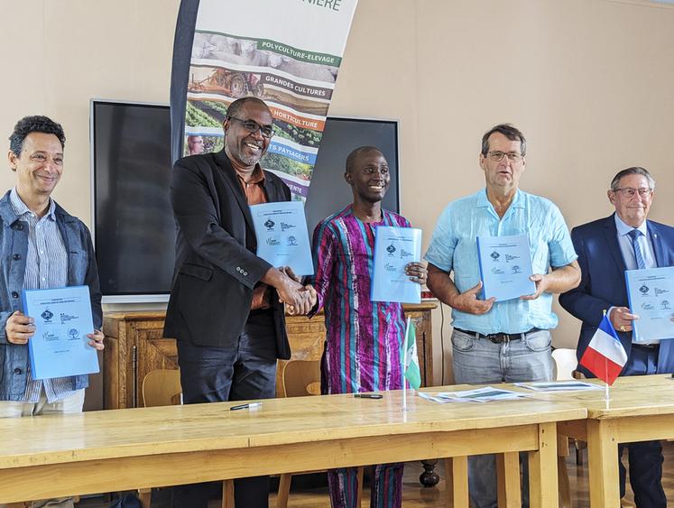 Chailly-en-Brie, lundi 24 juillet. La signature de la convention de coopération entre JR Farms et les deux centres de formations français s'est déroulée en présence de Guy Dhorbait, maire de Boissy-le-Châtel, Antoine Heusèle, président du conseil d’administration de l’EPLEFPA de La Bretonnière, Daniel Kiszel, chef d’entreprise vigne EnVie et Bernard et Marie-France Aubry, éleveurs. 