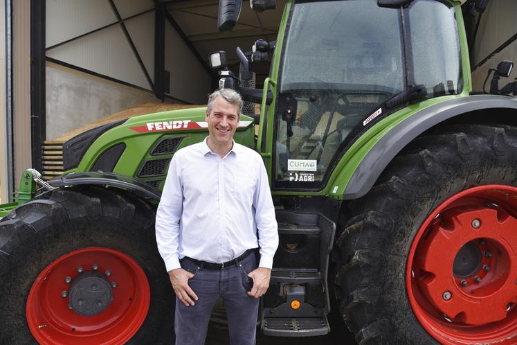 Vaudoy-en-Brie, vendredi 28 juillet. Vincent Boddaert devant un tracteur en Cuma.