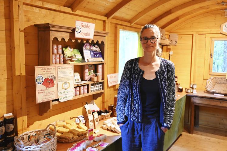 Mathilde Outters est productrice de gelée royale à Yvoy-le-Marron (Loir-et-Cher) depuis 2018. 