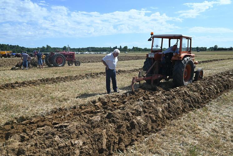 Les anciens agriculteurs ont participé à un concours de labour spécifique, qui a permis de ressortir du matériel un peu plus ancien mais toujours aussi performant.