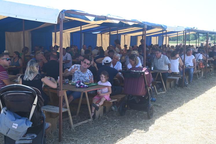 Le midi, les visiteurs pouvaient se restaurer avec des plats composés de produits locaux et proposés par les membres de JA.