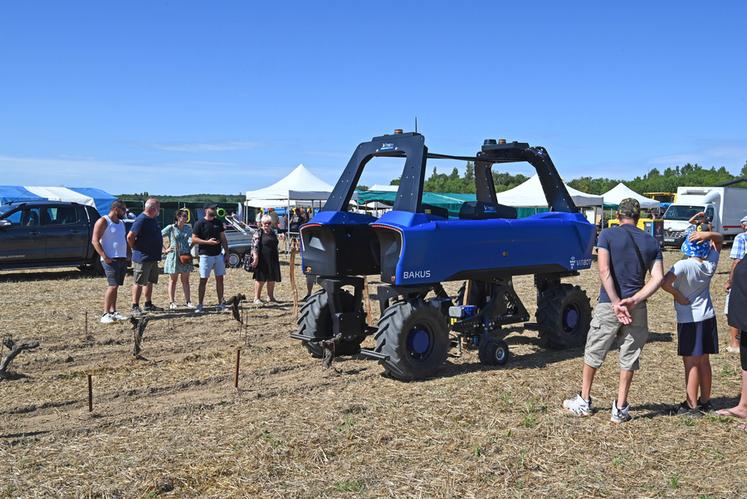 Festi'campagne ayant lieu dans un territoire viticole, une démonstration du robot enjambeur autonome Bakus, de la marque Vitibot, a eu lieu grâce au concessionnaire V3tec 41.