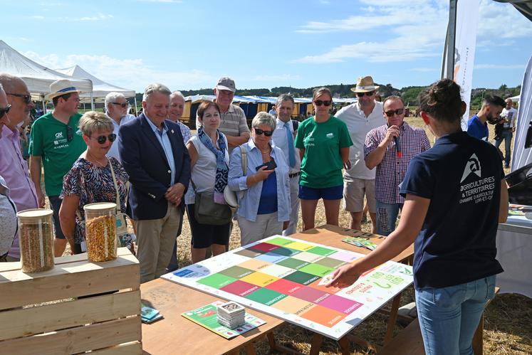 Élus locaux et représentants de la profession agricole ont déambulé dans les allées de Festi'campagne à la rencontre des exposants.