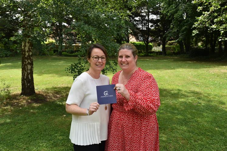 La Queue-en-Brie (Val-de-Marne), le 27 juin. Élise Beaudoin et Marie Saussier présentent le visuel de leur société Graines d'idées.