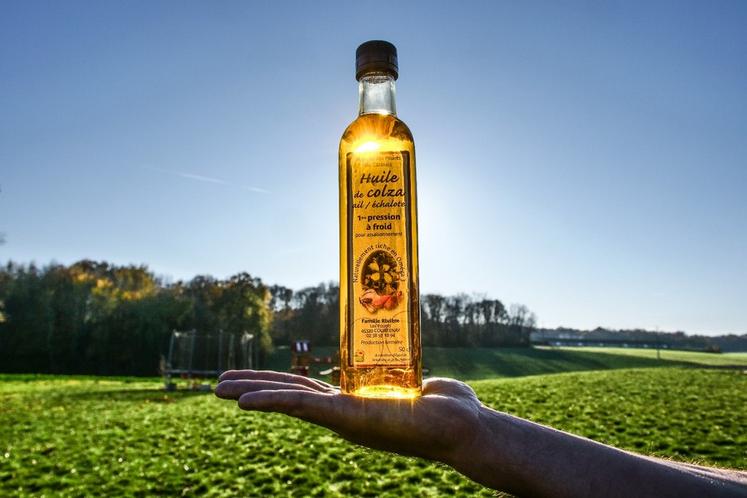 L'agriculteur propose différentes huiles ainsi que le pressage. Chacun peut par exemple apporter ses noix.