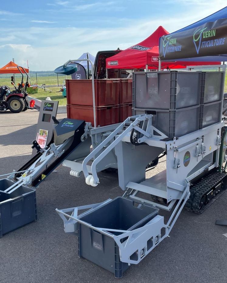 Une version pour vignes très étroites (premier plan) attrape les caisses dans le sens de la longueur.