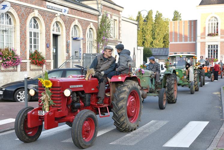 Samedi 26, à 7 h 30 : toujours devant la mairie de Châtillon-Coligny, le défilé de tracteur a lancé le top départ du comice agricole. Les engins se dirigeaient en direction du concours de labour, quelques kilomètres plus loin.