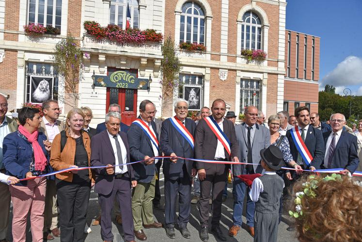 Dans la matinée de samedi, les élus locaux, avec en tête Florent De Wilde maire de Châtillon-Coligny, ont inauguré en grande pompe le comice agricole devant la mairie de la commune.