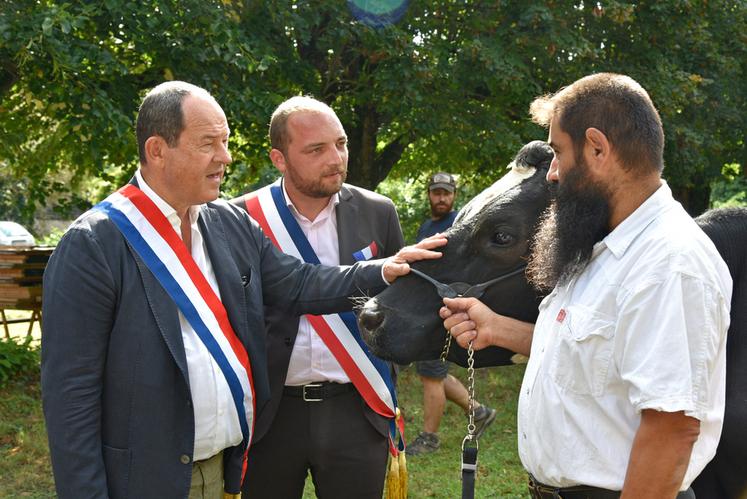 Samedi 26 août, lors de l'inauguration de l'événement, les élus locaux sont allés saluer chaque participants, notamment les animaux de la ferme, et leurs propriétaires.