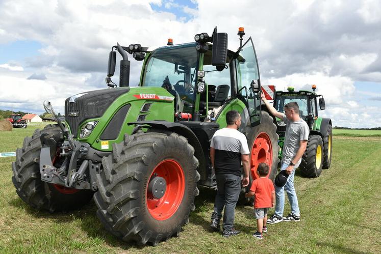 À Montbouy, plus de 500 visiteurs sont venus découvrir le matériel de la Cuma du Ronceau. Les enfants étaient impatients de découvrir les tracteurs équipés de GPS.