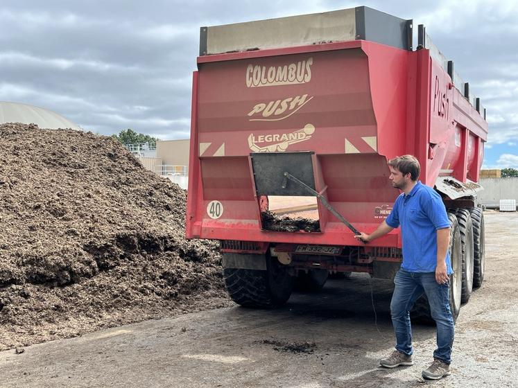 Max Binet, gérant de l’entreprise Prest’Max Transport en Eure-et-Loir, a investi dans trois remorques à front poussant pour satisfaire aux besoins de l’activité de transport de compost, de digestat et de matières premières comme les céréales et les pommes de terre.