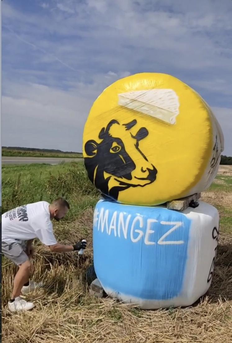 L'artiste à l'oeuvre met à l'honneur le brie.