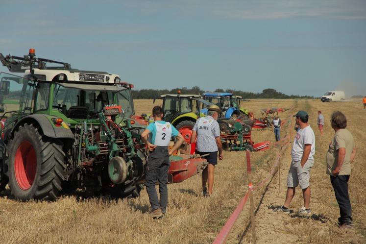 Six parcelles labourées par trois concurrents à plat et trois en planches, issus de deux départements de la région. 