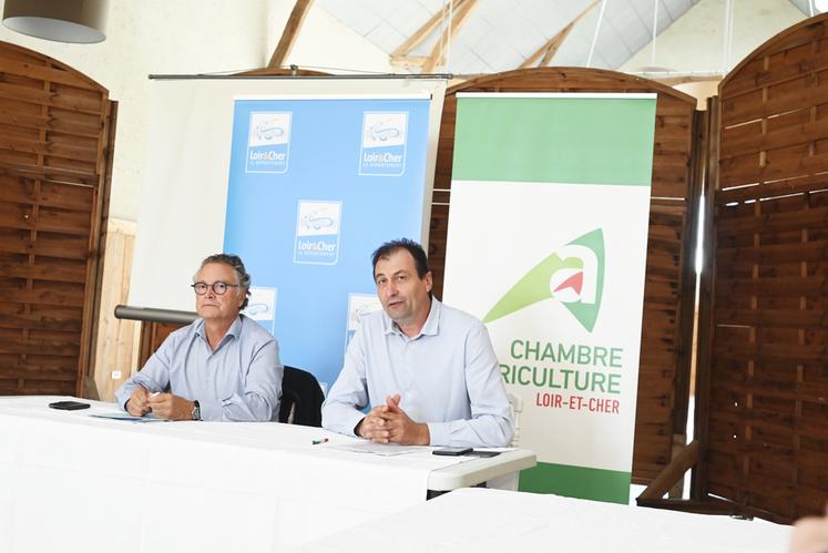 Philippe Gouet, président du conseil départemental (à g.) et Arnaud Bessé président de la chambre d'Agriculture de Loir-et-Cher ont tenu une conférence de presse pour évoquer l'agenda 2030 en faveur de l'agriculture de demain, lundi 28 août dernier à Mulsans.  