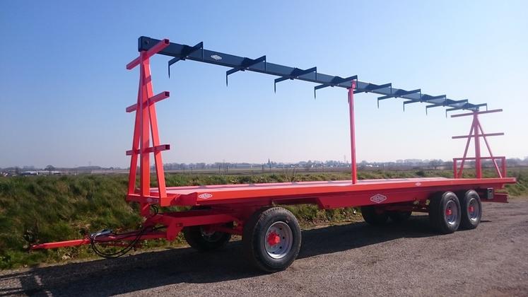 Les trois rangées de balles de chaque côté du plateau sont maintenues par un portant armé de griffes qui viennent serrer l’édifice.