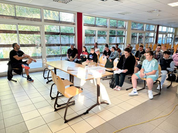 Lundi 4 septembre, à Beaumont-les-Autels. Comme le veut la tradition, les élèves de 4e de la MFR vont partir une petite semaine en Vendée dès la fin de leur réunion de rentrée.