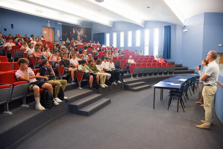 Mardi 5 septembre, à Sours. Les élèves de première du lycée de La Saussaye ont été accueillis par l'équipe de direction de l'établissement public.