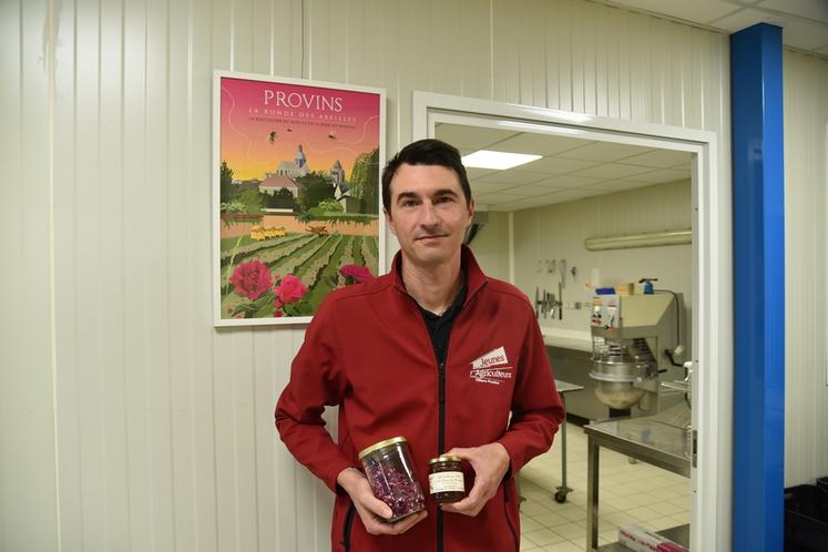 Provins, vendredi 1er septembre. Sylvain Renault avec un bocal de pétales de rose de Provins séchés et une spécialité confectionnée dans son laboratoire.