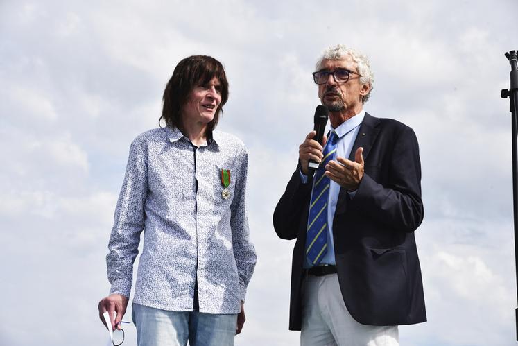 Denis Fumery (à d.) a remis la médaille de chevalier de l'ordre du Mérite agricole à Jean-Yves Le Gall, du service économie agricole de la DDT du Val-d'Oise.