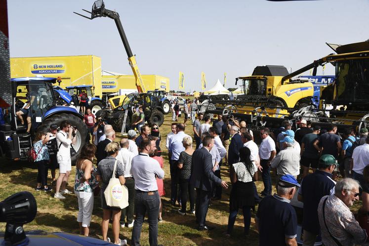 L'assemblée a notamment fait un arrêt chez le constructeur New Holland qui présentait ses nouveautés sur un stand assez imposant aux couleurs de la marque.