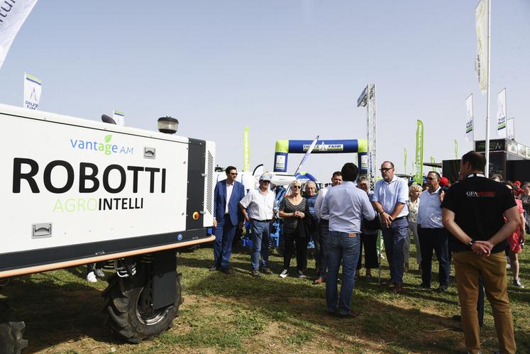 Passage obligé au village Robotique pour découvrir les innovations présentées aux visiteurs, toujours très intéressés par les dernières technologies.