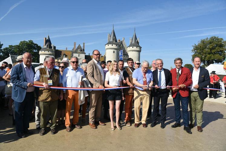 L'inauguration de la Fête de la Sange s'est déroulée samedi 9 septembre devant le château de Sully-sur-Loire. Pour l'occasion, c'est l'invité d'honneur, Jean-Noël Cardoux, qui a coupé le ruban.