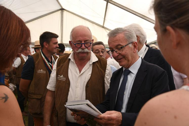 François Bonneau a découvert les différents villages, notamment celui de la chasse, aux côtés d'Alain Machenin, président de la Fédération départementale des chasseurs.