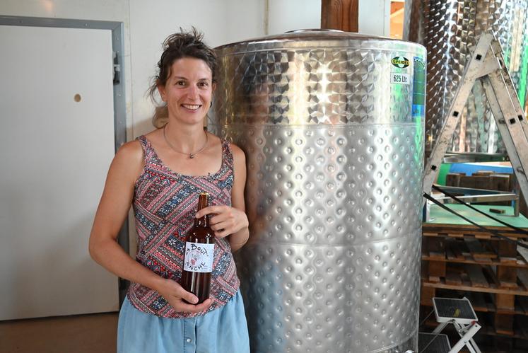 Lucie Monthioux est brasseuse à Boursay et gérante de la microbrasserie La Bout.