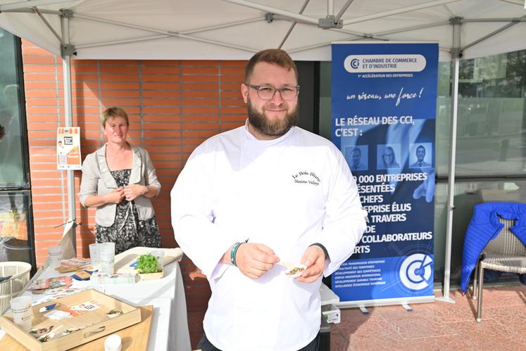 Mercredi 6 septembre, à Romorantin-Lanthenay. Maxime Valleye, chef du restaurant Le Bois Blanc, a créé une recette spécialement pour l'opération « 1 marché, 1 chef, 1 recette » avec les produits locaux du marché, mercredi 6 septembre. 