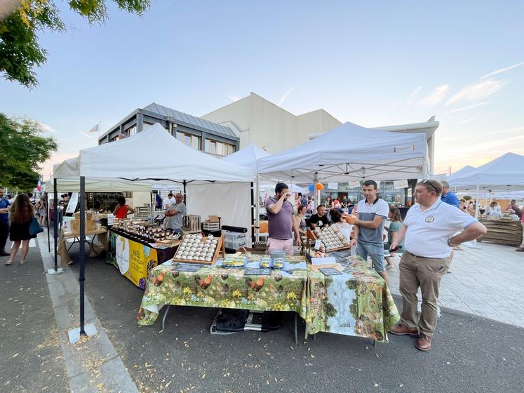 Vendredi 8 septembre, à Luisant. Le marché nocturne Je Croqu'eurélien a été très bien accueilli par les Luisantais et la municipalité.