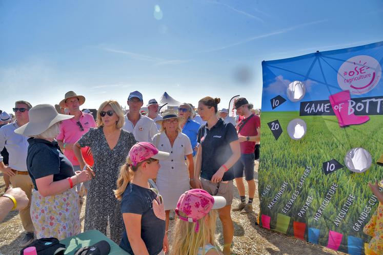 Échanges entre Valérie Pécresse, Valérie Lacroute, Caroline Lefort et Isabelle Larmurier sur le stand de l’Anefa qui promeut les métiers de l’agriculture. Le jeu du lancer de bottes y a connu un vif succès.  